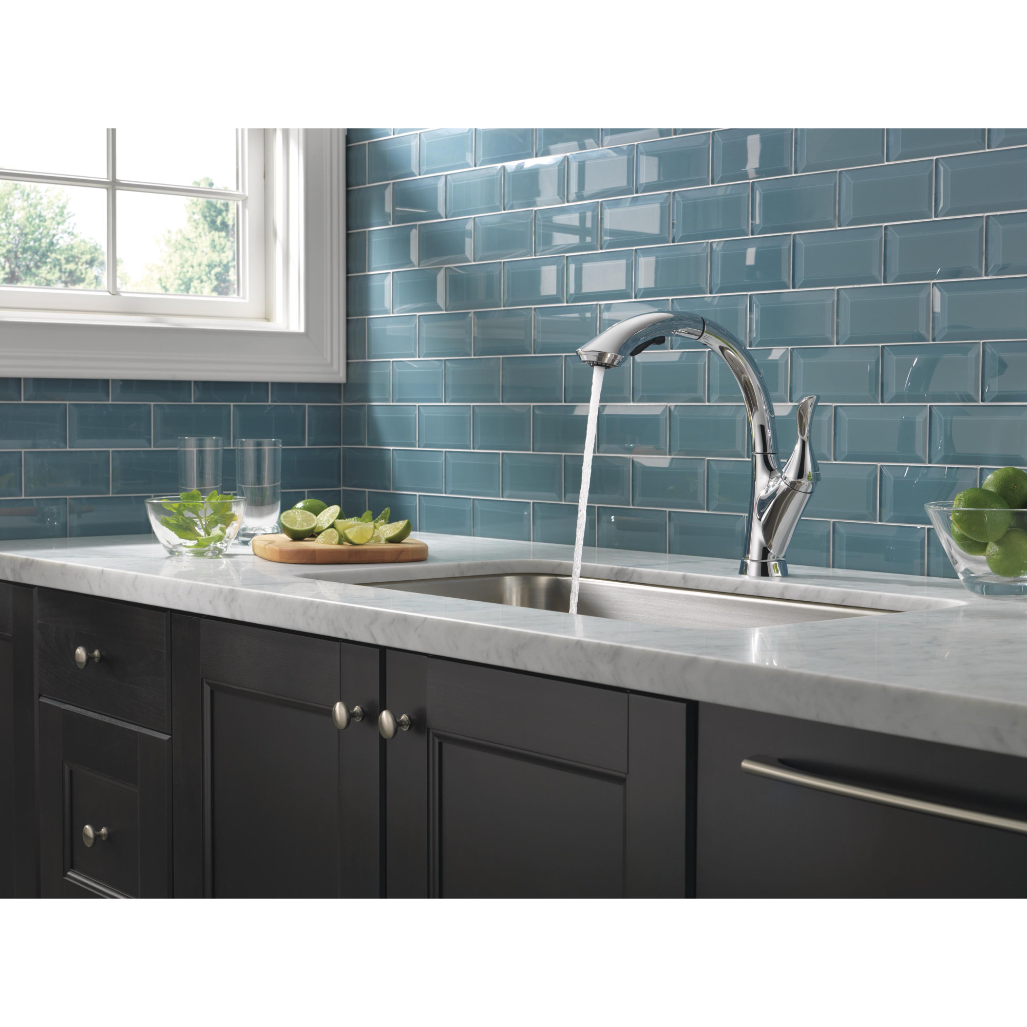 Delta single handle pullout kitchen faucet